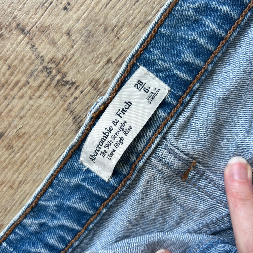 Abercrombie & Fitch The 90’s Straight Ultra High Rise jean. Medium marble. - Picture 3 of 4